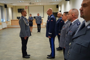 policjant składa meldunek o zakończeniu uroczystości Komendantowi Wojewódzkiemu Policji w Bydgoszczy