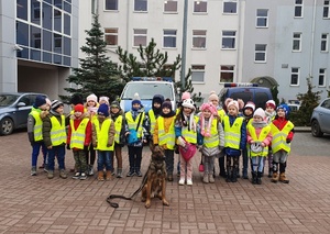 zdjęcie grupowe na dziedzińcu komisariatu