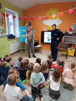 dzieci i policjanci