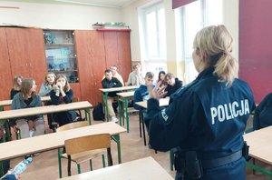 policjantka prowadzi zajęcia z uczniami w klasie szkolnej
