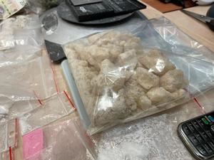 porozkładane na stole narkotyki w workach