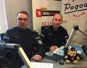 policjanci w studio radiowym
