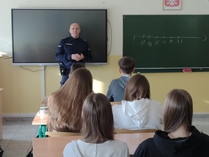 Policjant prowadzi zajęcia z uczniami.