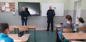 Policjant podczas zajęć z uczniami w klasie.