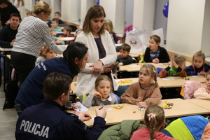 Dzieci rozmawiają z policjantami.