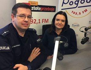 policjanci podczas audycji radiowej