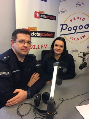 policjanci podczas audycji radiowej