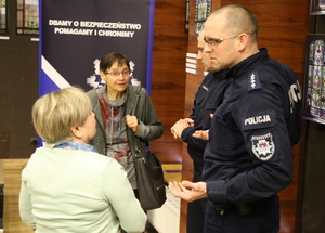 Dwóch policjantów odpowiada na pytania uczestniczek spotkania.