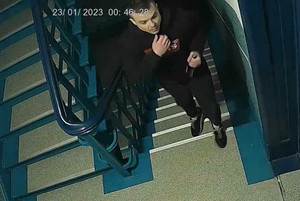 mężczyzna wchodzący po schodach na klatce schodowej