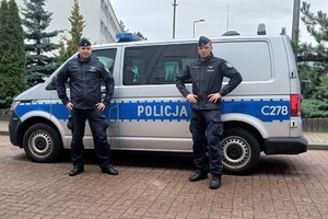 Dwóch policjantów z pracownikiem Wyższej Szkoły Gospodarki.