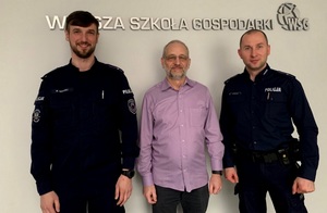 Policjanci z przedstawicielem WSG od promocji.