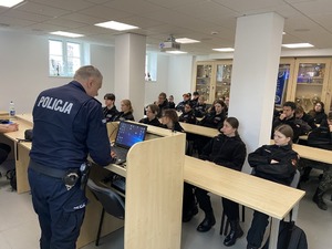 policjant podczas prelekcji dla uczniów
