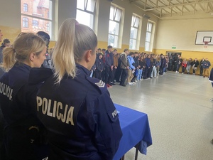 policjantki i uczniowie na sali gimnastycznej