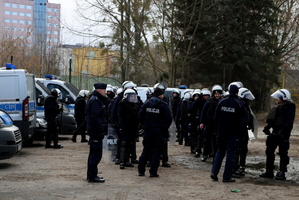 Policjanci przygotowują się do przejścia na stadion.