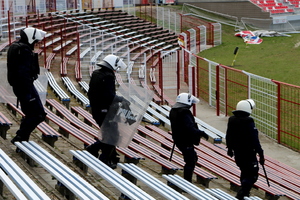 Policjanci schodzą w dolny sektor po schodach.