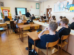 prowadzący i uczniowie podczas zajęć w klasie szkolnej