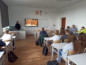 uczestnicy podczas zajęć w klasie szkolnej