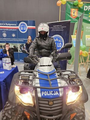 policjant na quadzie