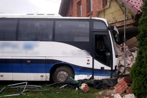 Uszkodzony budynek oraz autobus