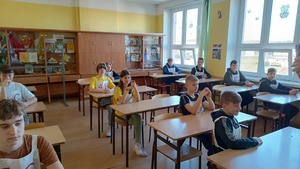 uczestnicy w klasie szkolnej