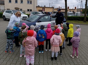 policjant pokazuje radiowóz