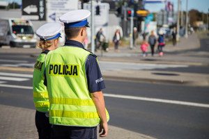 policjant nadzoruje ruch na drodze