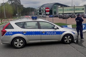 policjant zabezpiecza jezdnię