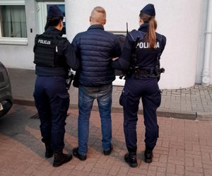 policjantki prowadzą zatrzymanego