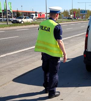 policjant sprawdza pojazd