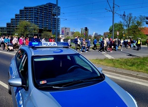 policjanci zabezpieczają przemarsz