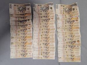 porozkładane banknoty dwustuzłotowe
