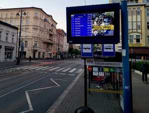 wyświetlacz na przystanku z policyjnym plakatem informacyjnym