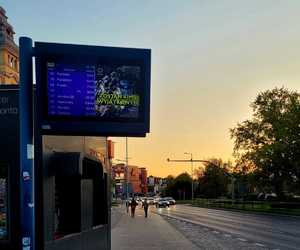 wyświetlacz na przystanku z policyjnym plakatem informacyjnym