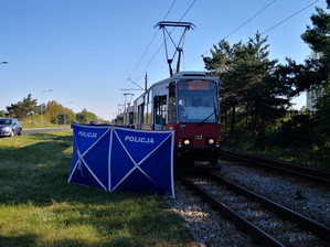 tramwaj i stojący obok parawan policyjny