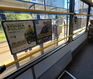 Plakat zachęcający do  wstąpienia do służby w policji zamieszczony w tramwaju