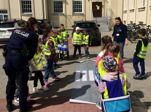 przedszkolaki uczą się o ruchu drogowym