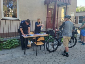 policjanci podczas znakowania roweru