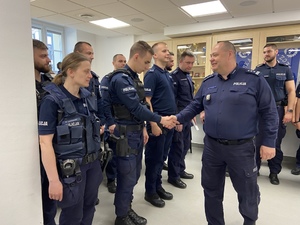Komendant Miejski Policji w Bydgoszczy wita się z policjantami biorącymi udział w turnieju