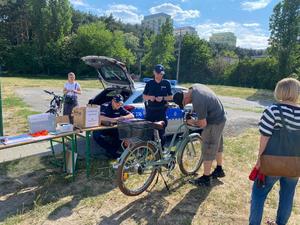 policjanci i rowerzysta przy stoisku policyjnym