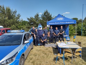 wspólne zdjęcie policjantów uczestniczących w festynie