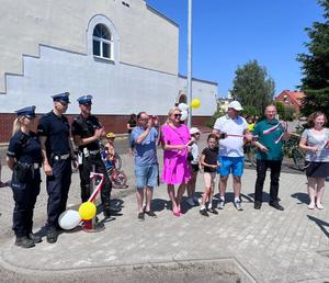 policjanci i inne osoby stoją na terenie festynu