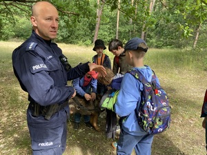 Przewodnik psa służbowego z dziećmi