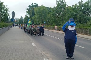 Polfinek prowadzi uczniów ulicami miasta