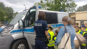 dzieci wraz z policjantka przy radiowozie