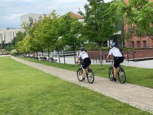 policjanci jadą na rowerach ścieżką na Wyspie Młyńskiej