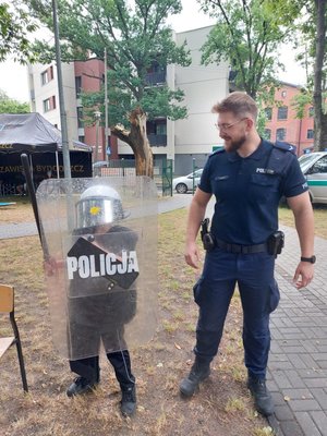 policjant i chłopiec w stroju policjanta