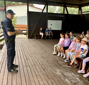 policjant prowadzi zajęcia z dziećmi