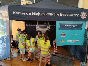 dzieci pod namiotem policyjnym