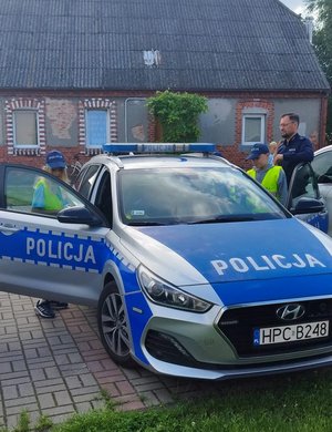 dzieci oglądają radiowóz policyjny