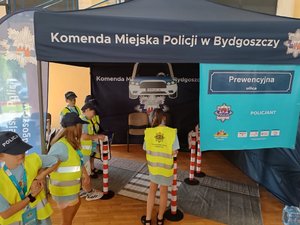 dzieci przy namiocie policyjnym podczas prokektu